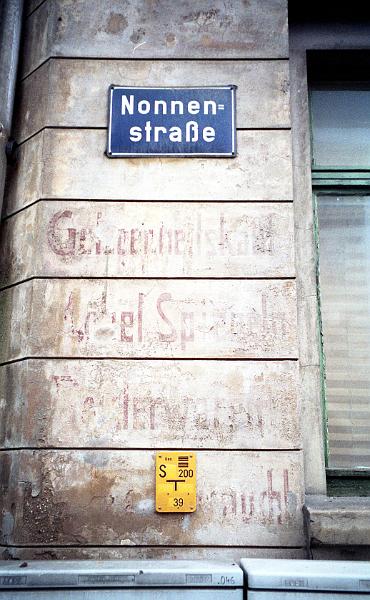 Leipzig-Plagwitz, Nonnenstr.-Ecke Weißenfelser Str., 3.11.1998.jpg - Gelegenheitskauf Möbel, Spiegel, Polsterwaren...